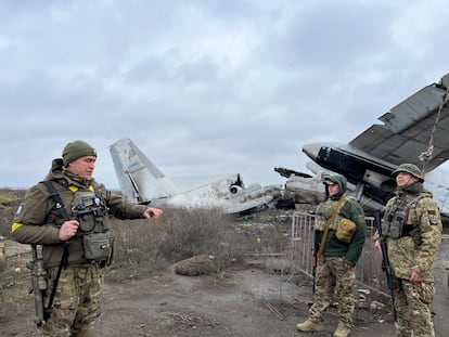 Las fuerzas de Kremlin están ahora al otro lado del Dniéper, desde donde bombardean sin cesar Jersón. La ciudad está bajo ataque constante. Las aguas del río se han convertido en zona gris, en la línea del frente de batalla. “Nada será seguro del todo hasta que no saquemos a esos orcos [como muchos ucranios llaman a los soldados rusos] de las madrigueras”, dice el comandante Kostya, que camina bajo el aeropuerto en ruinas de la ciudad