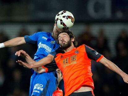 Lacen y Granero pugnan por el balón.