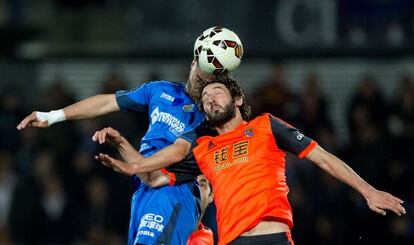 Lacen y Granero pugnan por el balón.