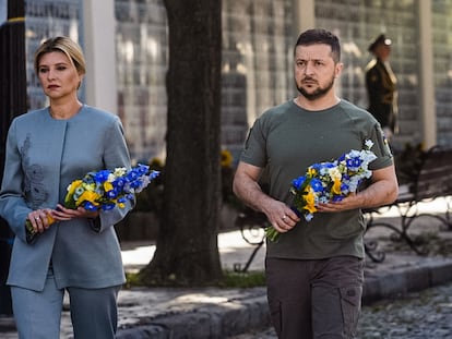 Zelenski y su esposa, Olena, el miércoles en un homenaje en Kiev a los militares muertos en la guerra con Rusia.