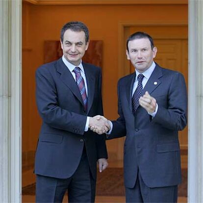 José Luis Rodríguez Zapatero y Juan José Ibarretxe, en La Moncloa el pasado mayo.