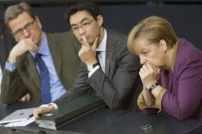 (D-i) La canciller alemana, Angela Merkel; el ministro de Economía, Philipp Rösler; y el ministro de Asuntos Exteriores, Guido Westerwelle. EFE/Archivo