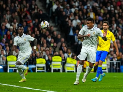 Eder Militao marca de cabeza el primer gol del Real Madrid en el partido contra el Cádiz, en el Santiago Bernabéu este jueves.