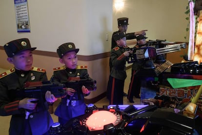 Estudiantes juegan a videojuegos en la Escuela Revolucionaria Mangyongdae, en Pyongyang (Corea del Norte).