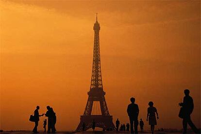 La torre Eiffel de París mide 320 metros de alto y se inauguró en 1889, durante la Exposición Universal.