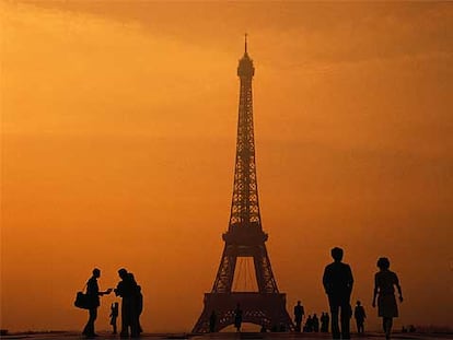 La torre Eiffel de París mide 320 metros de alto y se inauguró en 1889, durante la Exposición Universal.