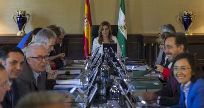 La presidenta andaluza, Susana Díaz, este viernes al frente de la primera reunión del Consejo de Gobierno de la Junta de Andalucía.