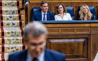 El presidente del Gobierno, junto a las vicepresidentas, tras la intervención de Alberto Núñez Feijóo en el Congreso, este miércoles.