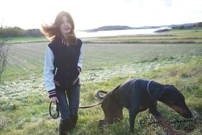 Beisbolera: la de la foto es de Rag & Bone y la luce Hanneli para el proyecto DIY de la marca americana (varias modelos se fotografían con la ropa de la firma y crean sus propios estilismos). En Refinery 29 recogen 9 modelos "extra cool". Lo cierto es que aún queda invierno, y es una buena alternativa al abrigo, algo más naif que la chupa de cuero, y mucho más 'Grease' que la americana.