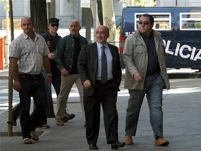 Barrena (a la derecha) acude con Elkano (tras él) y Kepa Landa (con corbata), a la Audiencia Nacional.