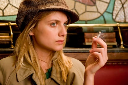 MÉLANIE  LAURENT.
Como ella misma reconoció más tarde a la revista Stylist, la francesa consiguió su papel en Malditos Bastardos (2009) mintiendo a Quentin Tarantino. "Tuve que aprender inglés rápido porque le había dicho que hablaba con fluidez". Eso sí, su método didáctico no fue el más ortodoxo. "Me vi Gossip Girl una y otra vez. Es la mejor forma de aprender".