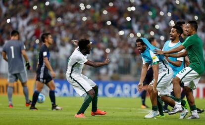 Futbolistas de Arabia Saudí celebran su clasificación para el Mundial.