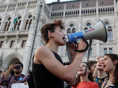 Estudiantes durante una protesta contra el cierre de la Universidad Centroeuropea, en Budapest el domingo.