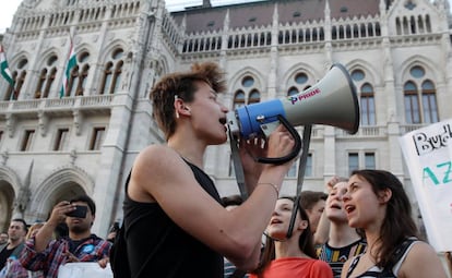 Estudiantes durante una protesta contra el cierre de la Universidad Centroeuropea, en Budapest el domingo.