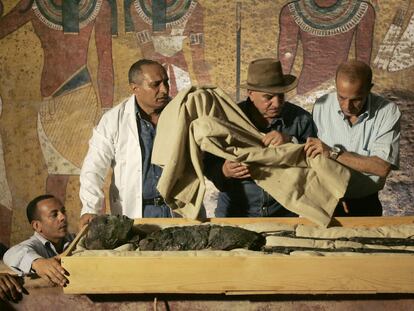 Zahi Hawass, en el centro, supervisa el traslado de la momia de Tutankamón, en junio de 2007.