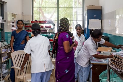 Sala de enfermería del hospital de Bathalapalli. Otro de los problemas que encuentran los pacientes es que, aunque tengan ánimo para seguir el tratamiento, no pueden porque no siempre se les dispensa. El suministro depende del Gobierno, que lo hace llegar a los centros de salud diseminados por todo el país.