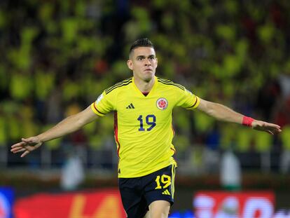 Rafael Santos Borré festeja su gol, el 7 de septiembre en el estadio Metropolitano de Barranquilla (Colombia).