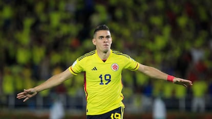 Rafael Santos Borré festeja su gol, el 7 de septiembre en el estadio Metropolitano de Barranquilla (Colombia).