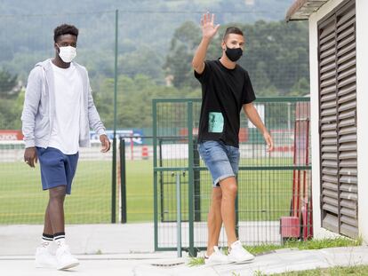 Iñaki Williams, a la izquierda, a su llegada a las pruebas médicas.