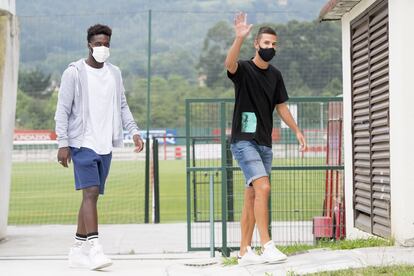 Iñaki Williams, a la izquierda, a su llegada a las pruebas médicas.