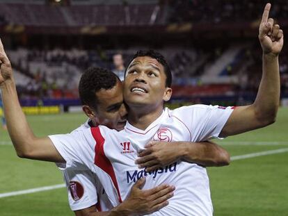 El colombiano Bacca dedica al cielo un gol en la pasada Liga Europa.