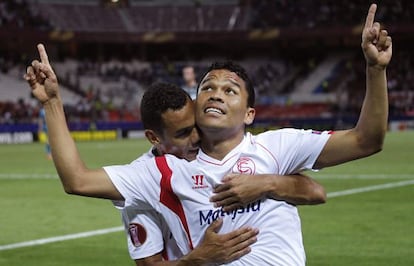 El colombiano Bacca dedica al cielo un gol en la pasada Liga Europa.
