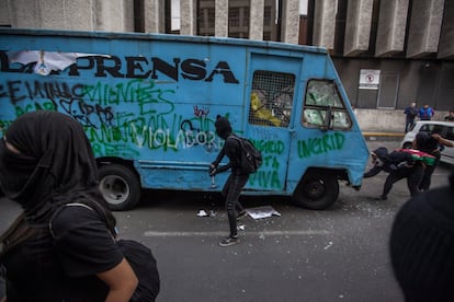 Las manifestantes llegaron hasta las instalaciones del diario mexicano 'La Prensa', especializado en sucesos y principal medio que publicó las explícitas imágenes de Escamilla, para protestar.