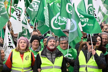 Manifestación de funcionarios, convocada por el sindicato CISF, exige que el Gobierno dote de una financiación "suficiente" al sistema de Muface. EFE/Víctor Lerena