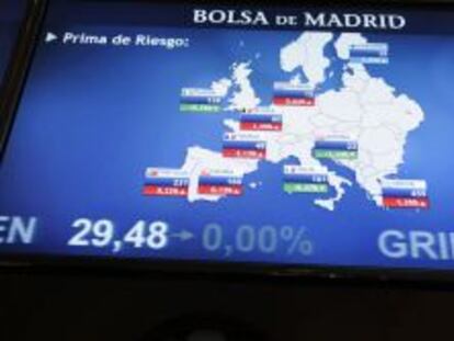 Vista de un panel que de la Bolsa de Madrid que refleja la evoluci&oacute;n de la prima de riesgo de los pa&iacute;ses europeos. EFE/Archivo