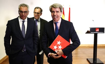 Ángel Garrido, con Enrique Ossorio y Carlos Izquierdo.