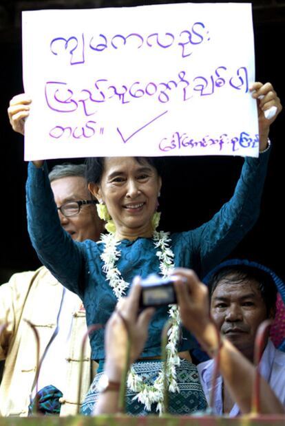 Suu Kyi se dirige a sus partidarios en Yangón.