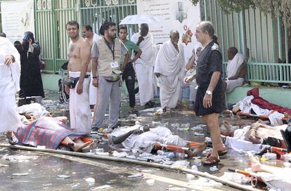 Peregrinos musulmanes después de un aplastamiento causado por un gran número de personas empujando en el Mina, fuera de la ciudad musulmana Santa de la Meca.  