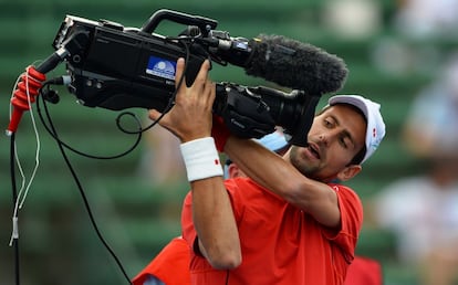 El número dos del ranking ATP, Novak Djokovic, en un partido de exhibición previo al comienzo del primer grande de la temporada, el Abierto de Australia.