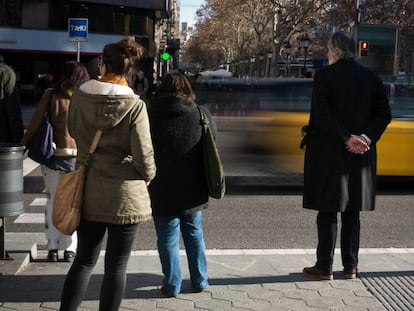 Peatones en el paseo de Gràcia de Barcelona.