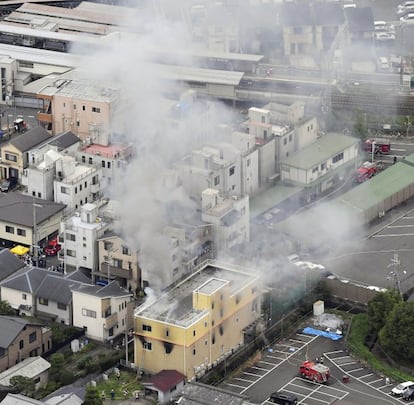 Unos 35 camiones de bomberos se trasladaron al lugar de los hechos para apagar las llamas. En la imagen, vista aérea del edificio incendiado.