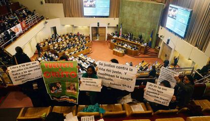 Manifestantes antiabortistas en el Congreso chileno.