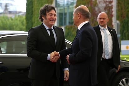 El canciller alemán Olaf Scholz saluda al presidente argentino Javier Milei a su llegada para las conversaciones en la Cancillería el 23 de junio de 2024.