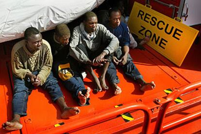 Un grupo de inmigrantes después de ser detenidos por la Guardia Civil en una patera en aguas de Fuerteventura.