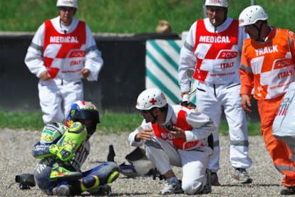 Las asistencias del circuito de Mugello se acercan a Valentino Rossi tras su caída durante los entrenamientos del Gran Premio de Italia.