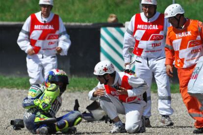 Las asistencias del circuito de Mugello se acercan a Valentino Rossi tras su caída durante los entrenamientos del Gran Premio de Italia.