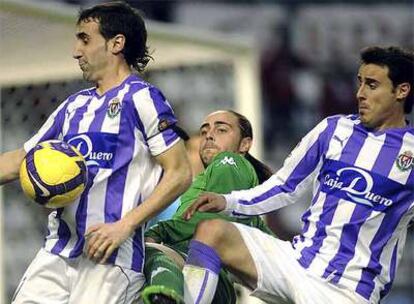 Sergio García trata de alcanzar el balón ante la oposición de Prieto y Pedro López.