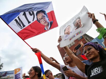 Un votante festeja el triunfo de Petro ondeando la bandera de la guerrilla a la que perteneció el presidente electo, el M-19, que firmó un acuerdo de paz en 1990.