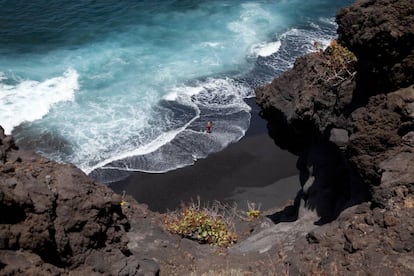 La cala La Zamora, en Fuencaliente (al sur de la isla de La Palma), es una playa de arena negra situada bajo un pequeño acantilado.