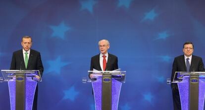 El primer ministro turco, Recep Tayyip Erdogan (izda), el presidente del Consejo Europeo, Herman Van Rompuy (c), y el presidente de la Comisi&oacute;n Europea Jos&eacute; Manuel Durao Barroso, en conferencia de prensa en Bruselas.