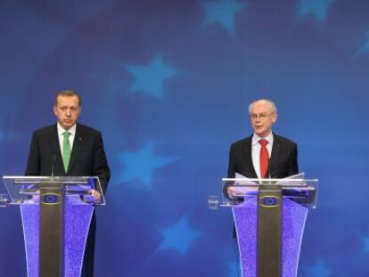 El primer ministro turco, Recep Tayyip Erdogan (izda), el presidente del Consejo Europeo, Herman Van Rompuy (c), y el presidente de la Comisión Europea José Manuel Durao Barroso, en conferencia de prensa en Bruselas.