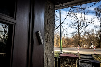 Detalle de una mezuz a la entrada de la casa. 