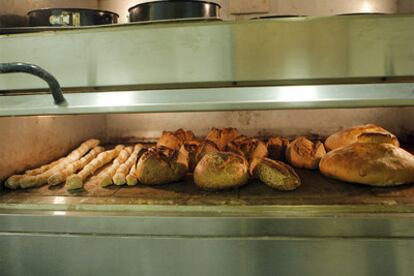 Horno de panes artesanos hechos con masa madre en Harina Madrid.