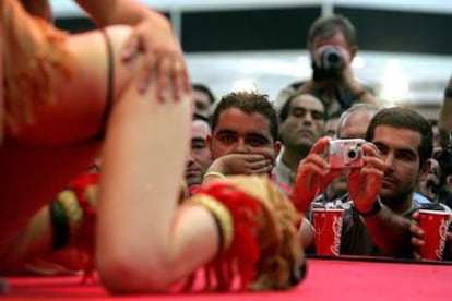 Asistentes al 14º Festival de Cine Erótico de Barcelona toman fotografías durante uno de los espectáculos.