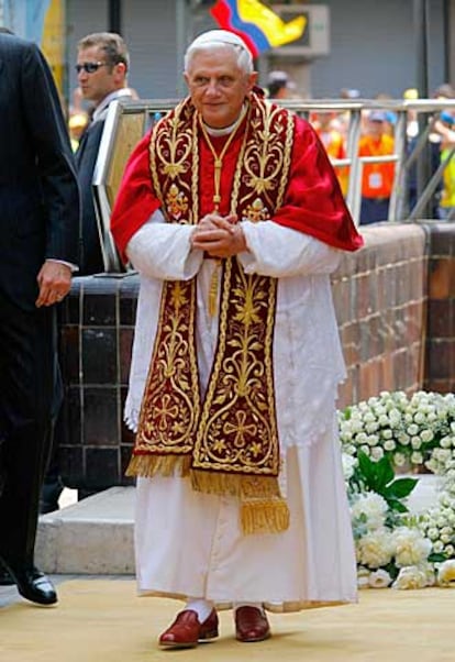 Tras dejar la boca de metro de Jesús, Benedicto XVI ha consolado y arropado personalmente en la Basílica de la Virgen de los Desamparados a las familias de las 30 mujeres y 12 hombres que fallecieron por el descarrilamiento del  convoy de metro.