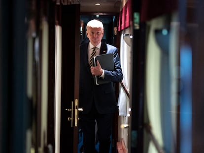 El presidente Joe Biden camina por un pasillo del tren hacia su cabina tras una visita sorpresa en Kiev, este lunes.